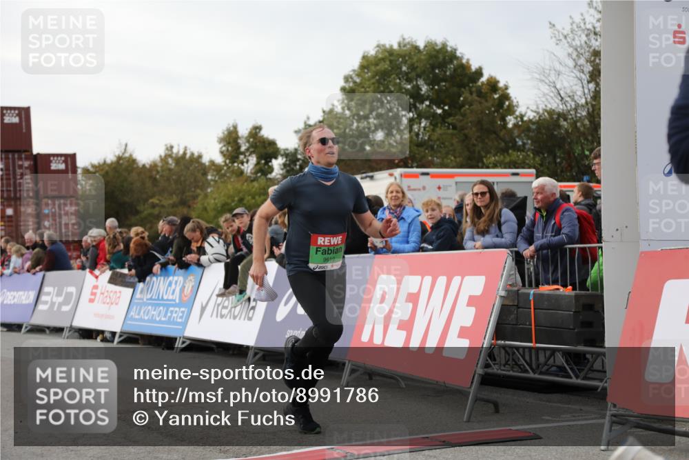03.10.2025 - Köhlbrandbrückenlauf Yannick Fuchs http://msf.ph/oto/8991786 03.10.2025 16:03:01 Ziel 7125, 7265, 7290, 7300, 7673, 7923, 8994, 9023, 9294, 9569, 9570, 9619 meine-sportfotos.de