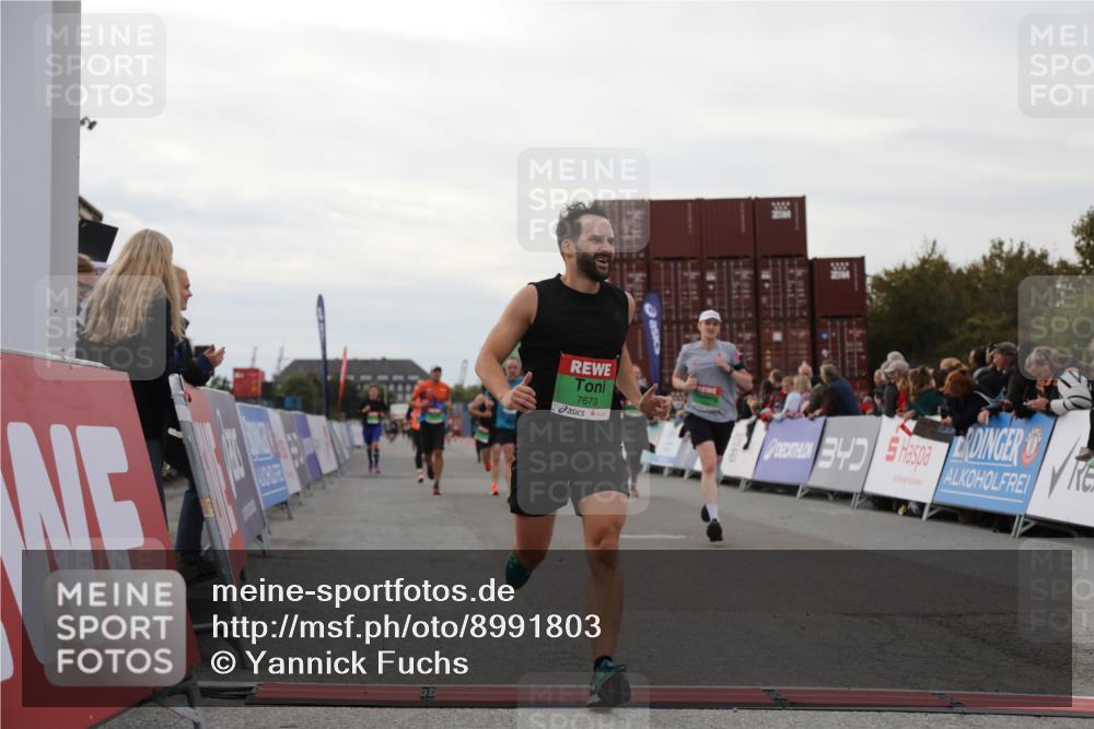 03.10.2025 - Köhlbrandbrückenlauf Yannick Fuchs http://msf.ph/oto/8991803 03.10.2025 16:03:02 Ziel 7125, 7231, 7265, 7290, 7300, 7673, 7923, 8994, 9023, 9294, 9569, 9570, 9619 meine-sportfotos.de