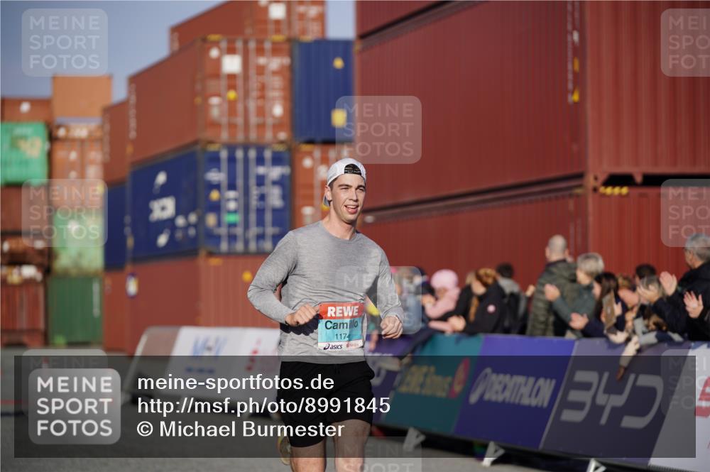 03.10.2025 - Köhlbrandbrückenlauf Michael Burmester http://msf.ph/oto/8991845 03.10.2025 09:50:20 Ziel 1174, 2702, 3463 meine-sportfotos.de
