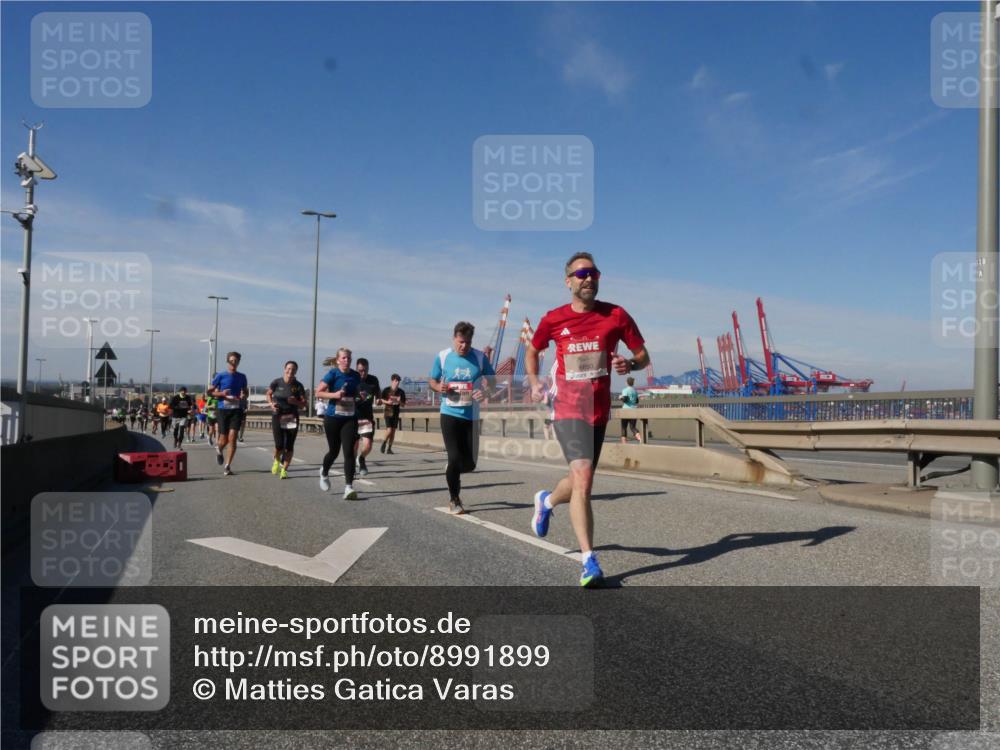 03.10.2025 - Köhlbrandbrückenlauf Matties Gatica Varas http://msf.ph/oto/8991899 03.10.2025 12:43:18 Position 2  meine-sportfotos.de