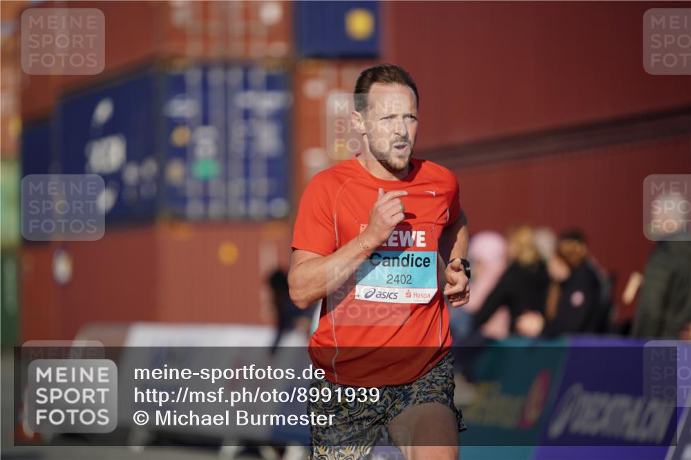 03.10.2025 - Köhlbrandbrückenlauf Michael Burmester http://msf.ph/oto/8991939 03.10.2025 09:50:48 Ziel 1011, 1044, 2701 meine-sportfotos.de
