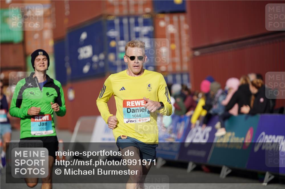 03.10.2025 - Köhlbrandbrückenlauf Michael Burmester http://msf.ph/oto/8991971 03.10.2025 09:50:51 Ziel 1007, 1017, 1044, 2701 meine-sportfotos.de
