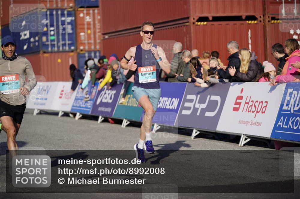 03.10.2025 - Köhlbrandbrückenlauf Michael Burmester http://msf.ph/oto/8992008 03.10.2025 09:50:54 Ziel 1007, 1017, 1044, 2701 meine-sportfotos.de