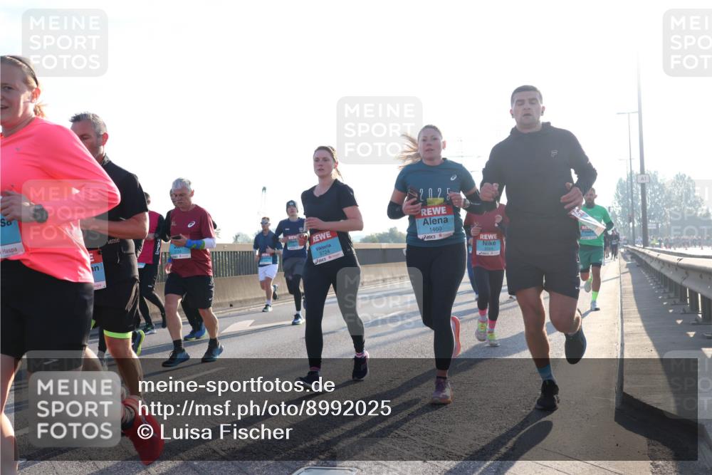 03.10.2025 - Köhlbrandbrückenlauf Luisa Fischer http://msf.ph/oto/8992025 03.10.2025 10:17:17 Position 3 3724, 2025, 1460, 2084 meine-sportfotos.de