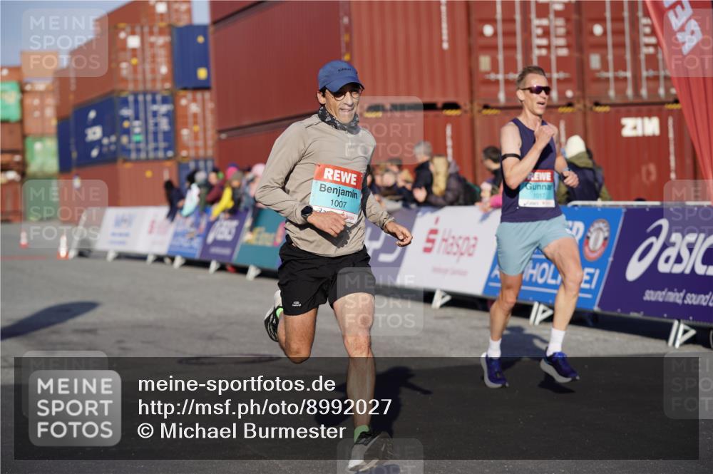 03.10.2025 - Köhlbrandbrückenlauf Michael Burmester http://msf.ph/oto/8992027 03.10.2025 09:50:55 Ziel 1007, 1017, 1044, 2701 meine-sportfotos.de