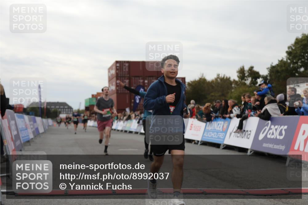 03.10.2025 - Köhlbrandbrückenlauf Yannick Fuchs http://msf.ph/oto/8992037 03.10.2025 16:03:13 Ziel 7016, 7098, 7231, 7721, 9305, 9657 meine-sportfotos.de