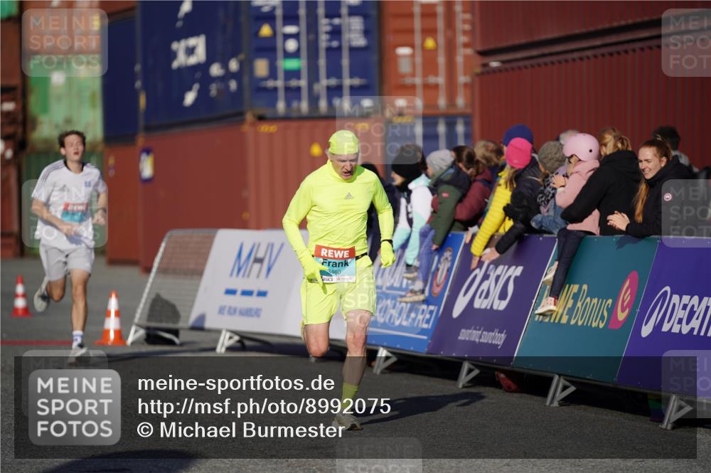 03.10.2025 - Köhlbrandbrückenlauf Michael Burmester http://msf.ph/oto/8992075 03.10.2025 09:51:09 Ziel 3153, 3154, 3460 meine-sportfotos.de