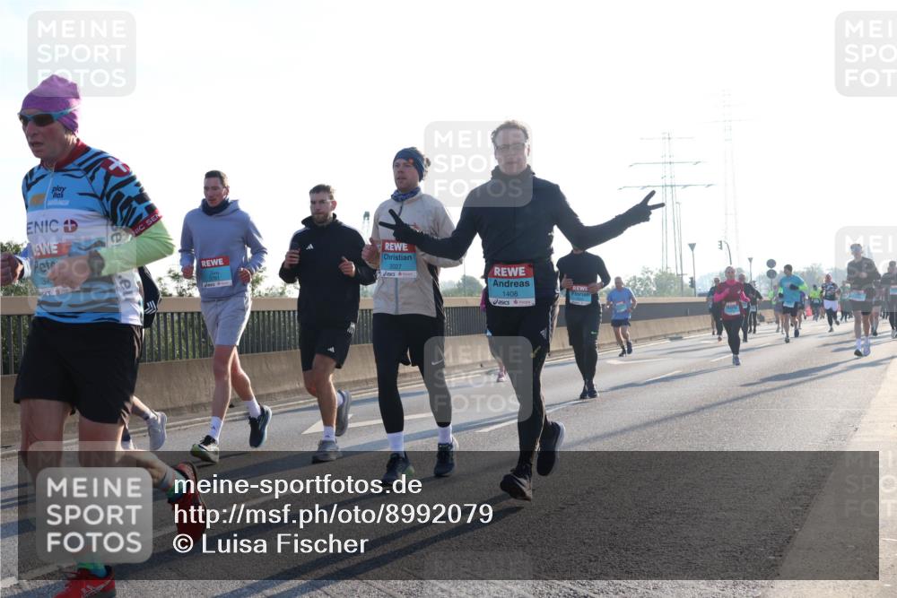 03.10.2025 - Köhlbrandbrückenlauf Luisa Fischer http://msf.ph/oto/8992079 03.10.2025 10:17:23 Position 3 34, 3781, 2027, 1408 meine-sportfotos.de