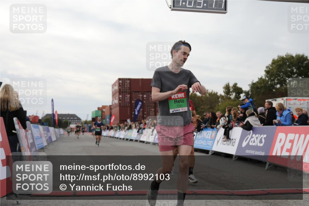03.10.2025 - Köhlbrandbrückenlauf Yannick Fuchs http://msf.ph/oto/8992103 03.10.2025 16:03:16 Ziel 7016, 7098, 7721, 7873, 9305, 9657, 9678 meine-sportfotos.de