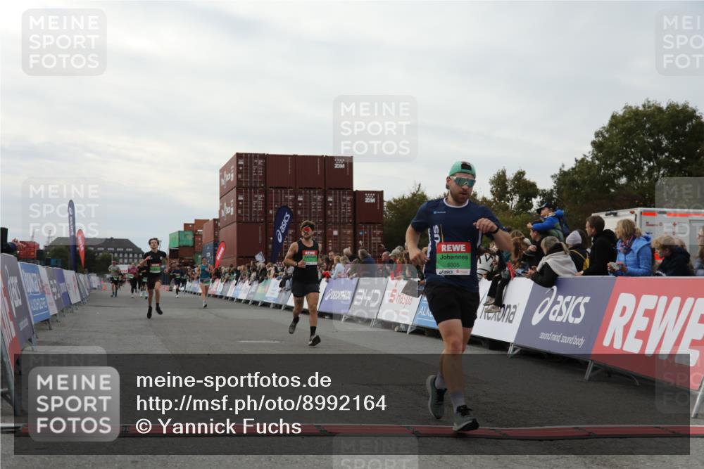 03.10.2025 - Köhlbrandbrückenlauf Yannick Fuchs http://msf.ph/oto/8992164 03.10.2025 16:03:20 Ziel 7013, 7873, 9305, 9678 meine-sportfotos.de