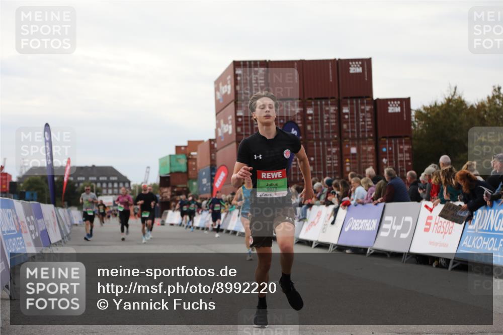 03.10.2025 - Köhlbrandbrückenlauf Yannick Fuchs http://msf.ph/oto/8992220 03.10.2025 16:03:23 Ziel 7013, 7094, 7224, 7418, 7485, 7873, 9305, 9678 meine-sportfotos.de