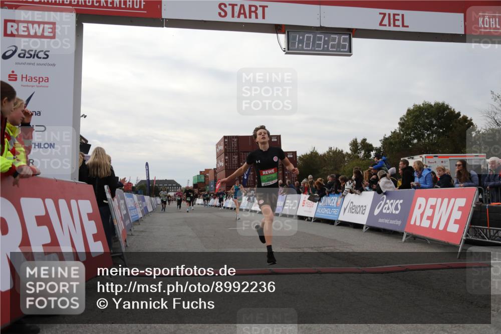 03.10.2025 - Köhlbrandbrückenlauf Yannick Fuchs http://msf.ph/oto/8992236 03.10.2025 16:03:23 Ziel 7013, 7094, 7224, 7418, 7485, 7873, 9305, 9678 meine-sportfotos.de