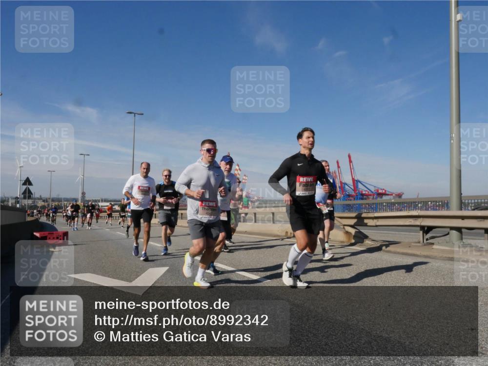 03.10.2025 - Köhlbrandbrückenlauf Matties Gatica Varas http://msf.ph/oto/8992342 03.10.2025 12:44:09 Position 2 4547, 118 meine-sportfotos.de