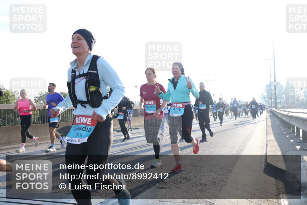 03.10.2025 - Köhlbrandbrückenlauf Luisa Fischer http://msf.ph/oto/8992412 03.10.2025 10:17:55 Position 3 1919, 1705, 1337 meine-sportfotos.de