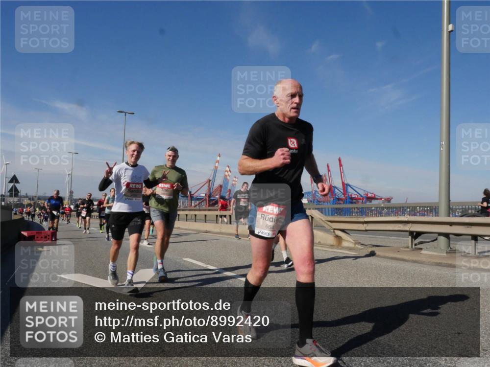 03.10.2025 - Köhlbrandbrückenlauf Matties Gatica Varas http://msf.ph/oto/8992420 03.10.2025 12:44:18 Position 2 36, 6647, 3 meine-sportfotos.de