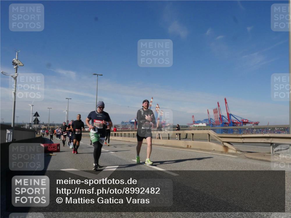 03.10.2025 - Köhlbrandbrückenlauf Matties Gatica Varas http://msf.ph/oto/8992482 03.10.2025 12:44:25 Position 2  meine-sportfotos.de