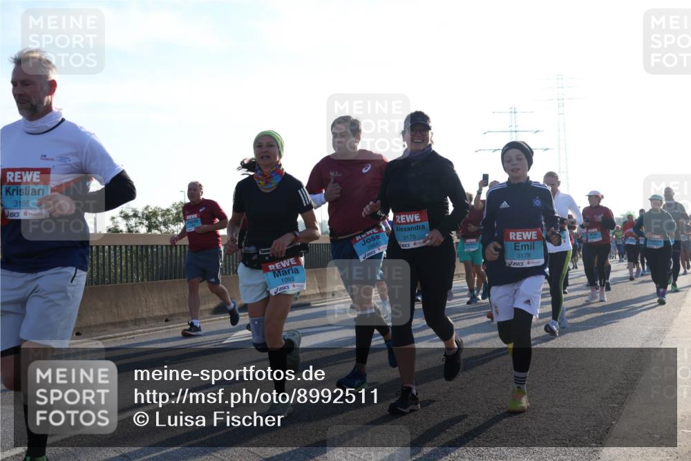 03.10.2025 - Köhlbrandbrückenlauf Luisa Fischer http://msf.ph/oto/8992511 03.10.2025 10:18:05 Position 3 3166, 1093, 2964, 3175, 3178 meine-sportfotos.de