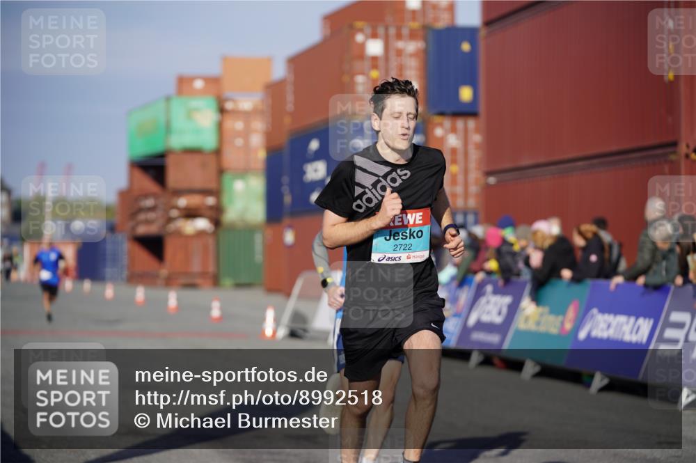 03.10.2025 - Köhlbrandbrückenlauf Michael Burmester http://msf.ph/oto/8992518 03.10.2025 09:52:08 Ziel 1026, 1187, 2722, 3248, 3756 meine-sportfotos.de