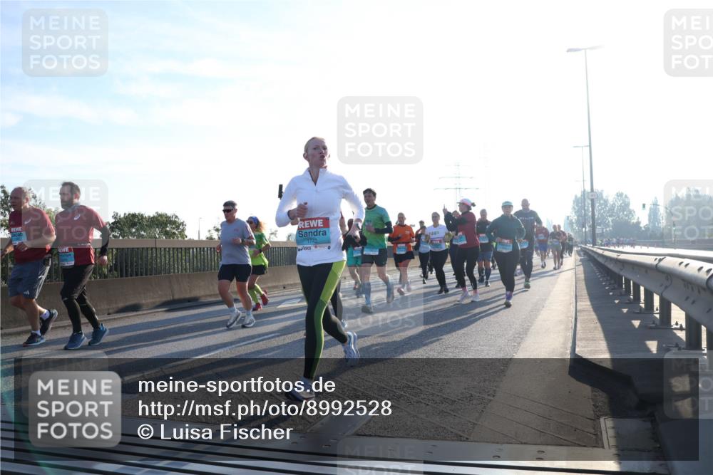 03.10.2025 - Köhlbrandbrückenlauf Luisa Fischer http://msf.ph/oto/8992528 03.10.2025 10:18:07 Position 3 1742, 00, 00 meine-sportfotos.de