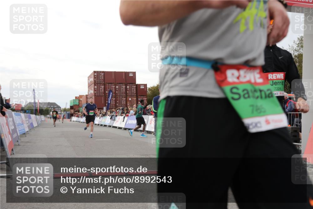 03.10.2025 - Köhlbrandbrückenlauf Yannick Fuchs http://msf.ph/oto/8992543 03.10.2025 16:03:32 Ziel 7094, 7224, 7284, 7418, 7485, 9103, 9632, 9666 meine-sportfotos.de
