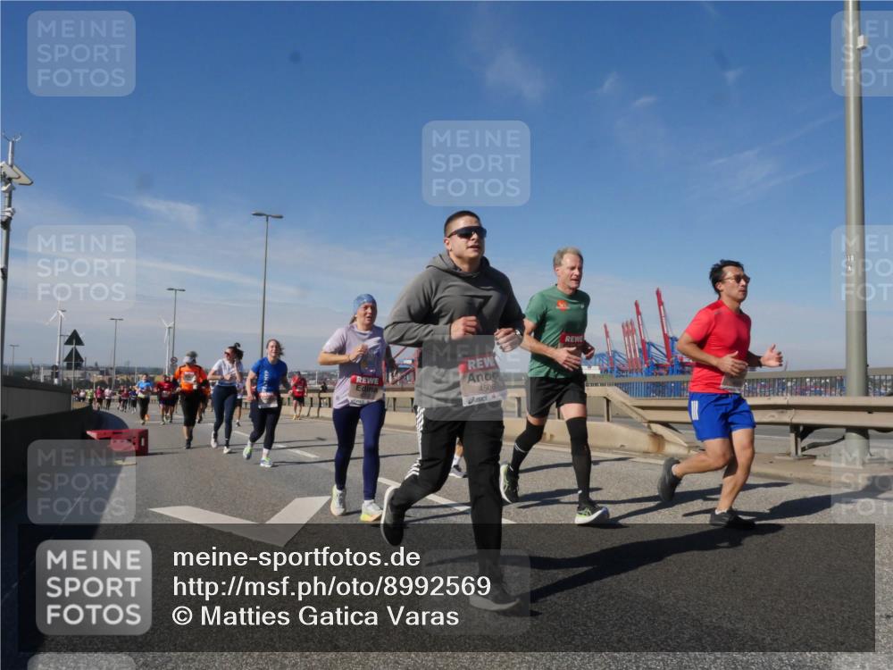 03.10.2025 - Köhlbrandbrückenlauf Matties Gatica Varas http://msf.ph/oto/8992569 03.10.2025 12:44:35 Position 2 4506 meine-sportfotos.de