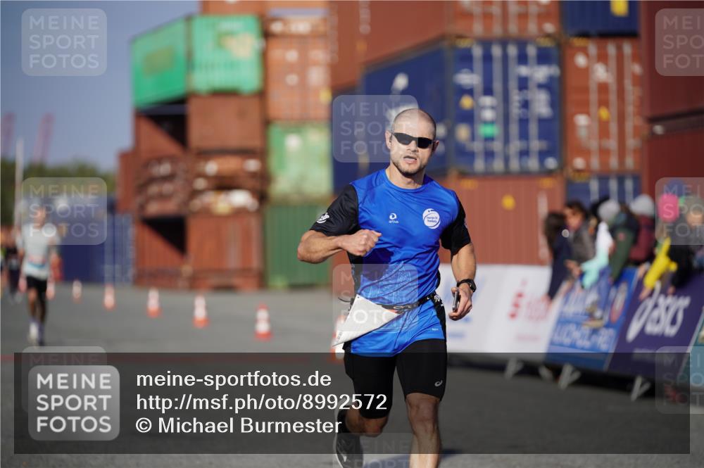 03.10.2025 - Köhlbrandbrückenlauf Michael Burmester http://msf.ph/oto/8992572 03.10.2025 09:52:15 Ziel 2722, 2937, 3248 meine-sportfotos.de