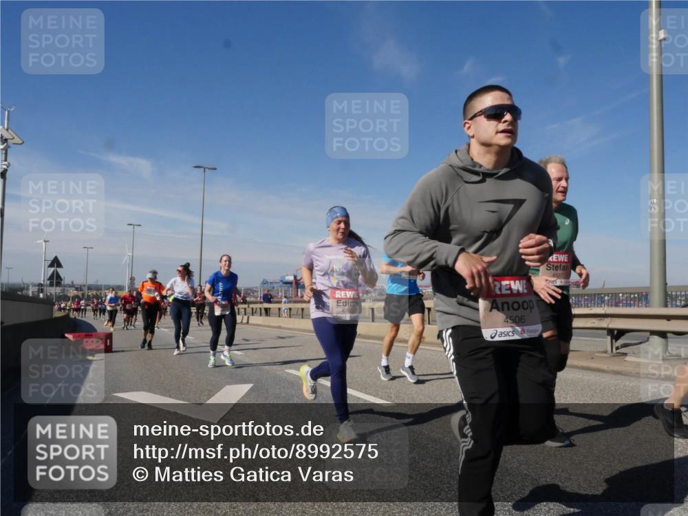 03.10.2025 - Köhlbrandbrückenlauf Matties Gatica Varas http://msf.ph/oto/8992575 03.10.2025 12:44:36 Position 2 4352, 4506, 4837 meine-sportfotos.de