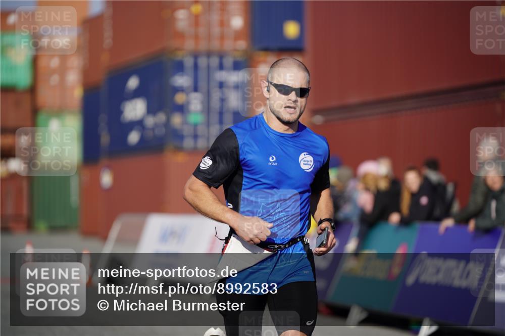 03.10.2025 - Köhlbrandbrückenlauf Michael Burmester http://msf.ph/oto/8992583 03.10.2025 09:52:15 Ziel 2722, 2937, 3248 meine-sportfotos.de
