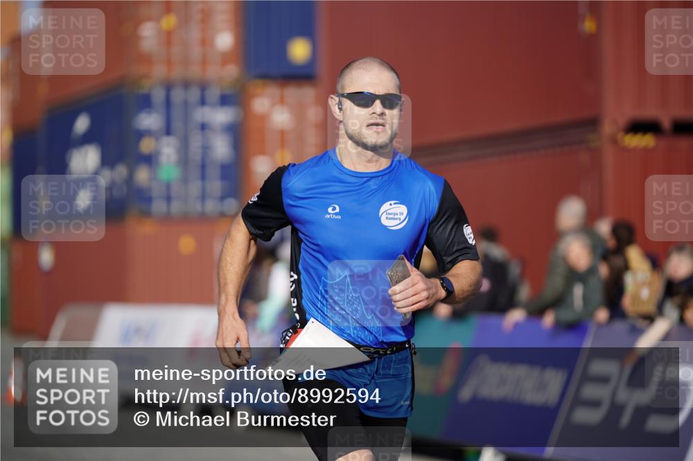 03.10.2025 - Köhlbrandbrückenlauf Michael Burmester http://msf.ph/oto/8992594 03.10.2025 09:52:16 Ziel 2937 meine-sportfotos.de