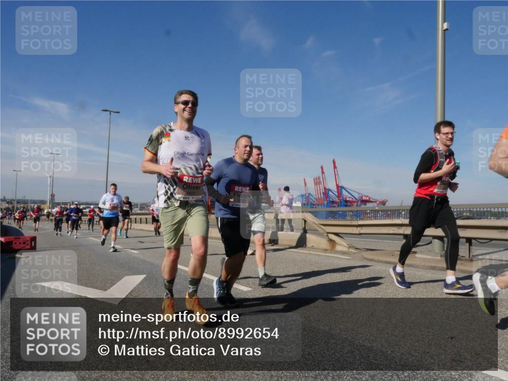 03.10.2025 - Köhlbrandbrückenlauf Matties Gatica Varas http://msf.ph/oto/8992654 03.10.2025 12:44:45 Position 2 4929 meine-sportfotos.de