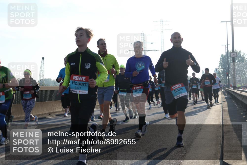03.10.2025 - Köhlbrandbrückenlauf Luisa Fischer http://msf.ph/oto/8992655 03.10.2025 10:18:20 Position 3 3371, 3406, 3369, 1 meine-sportfotos.de