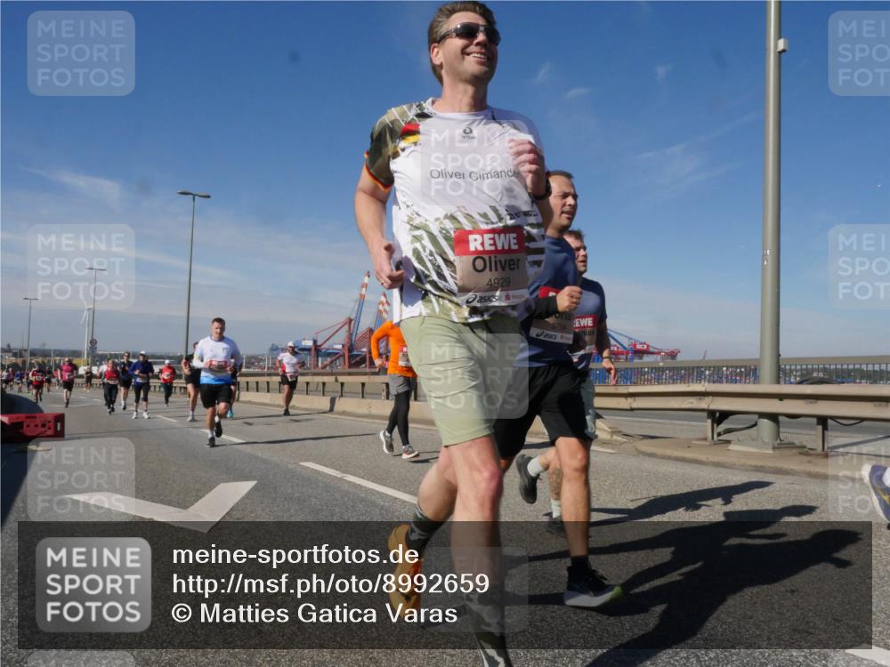 03.10.2025 - Köhlbrandbrückenlauf Matties Gatica Varas http://msf.ph/oto/8992659 03.10.2025 12:44:45 Position 2 4929 meine-sportfotos.de