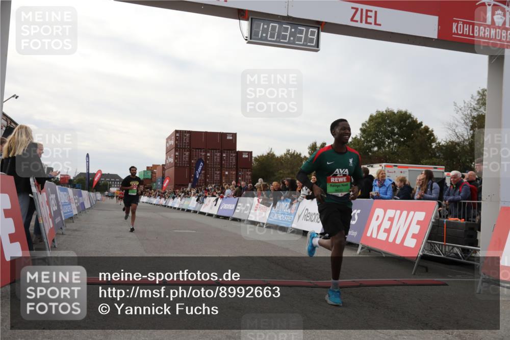 03.10.2025 - Köhlbrandbrückenlauf Yannick Fuchs http://msf.ph/oto/8992663 03.10.2025 16:03:37 Ziel 7284, 8980, 8981, 9484, 9632, 9666 meine-sportfotos.de