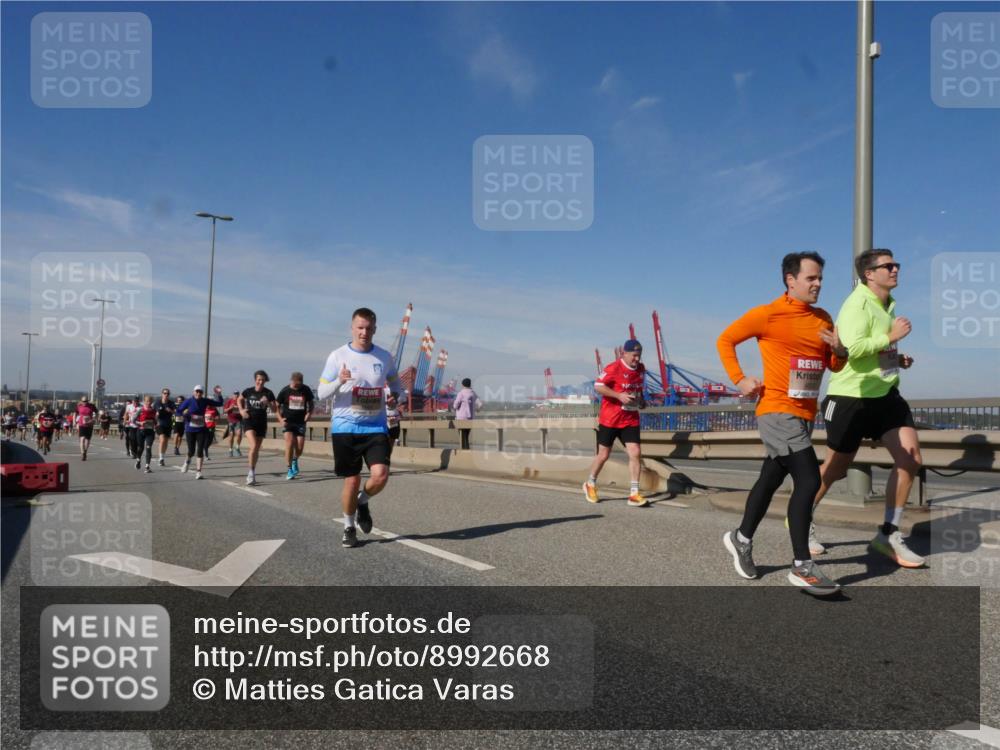 03.10.2025 - Köhlbrandbrückenlauf Matties Gatica Varas http://msf.ph/oto/8992668 03.10.2025 12:44:47 Position 2  meine-sportfotos.de