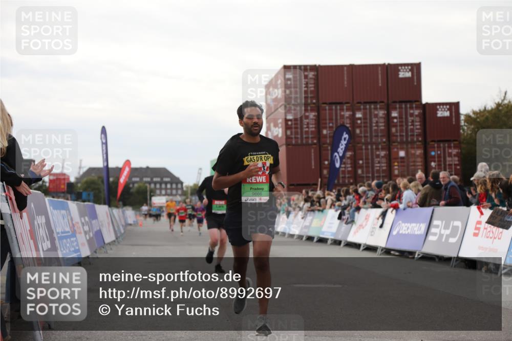 03.10.2025 - Köhlbrandbrückenlauf Yannick Fuchs http://msf.ph/oto/8992697 03.10.2025 16:03:39 Ziel 7284, 7409, 8980, 8981, 9484, 9632, 9666 meine-sportfotos.de