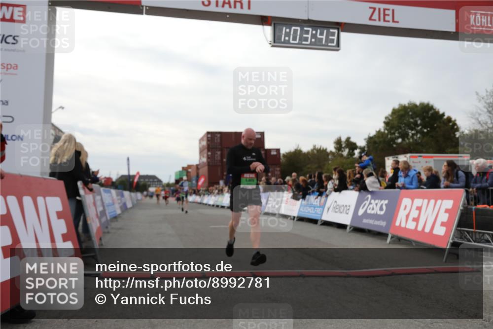 03.10.2025 - Köhlbrandbrückenlauf Yannick Fuchs http://msf.ph/oto/8992781 03.10.2025 16:03:41 Ziel 7409, 8980, 8981, 9484, 9666 meine-sportfotos.de