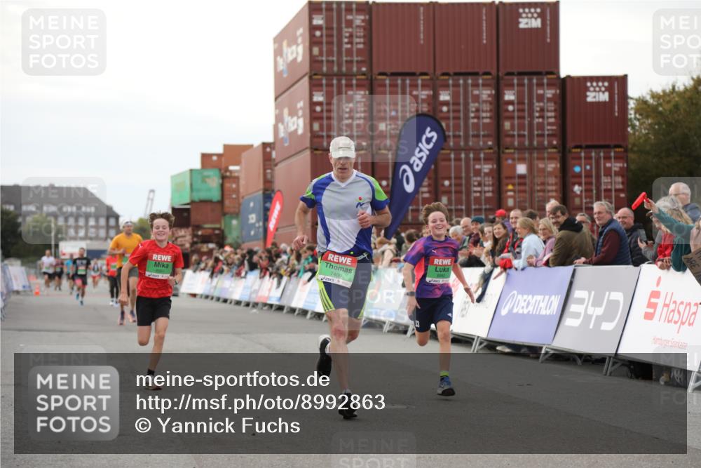 03.10.2025 - Köhlbrandbrückenlauf Yannick Fuchs http://msf.ph/oto/8992863 03.10.2025 16:03:44 Ziel 7409, 8980, 8981, 9484, 9730 meine-sportfotos.de