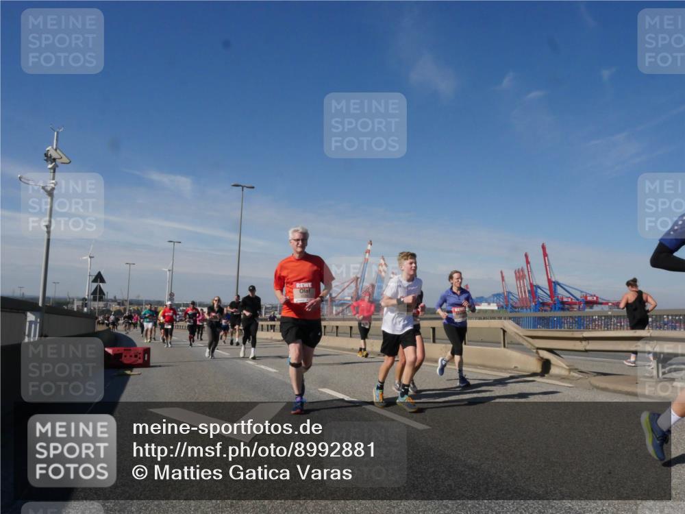 03.10.2025 - Köhlbrandbrückenlauf Matties Gatica Varas http://msf.ph/oto/8992881 03.10.2025 12:45:12 Position 2  meine-sportfotos.de