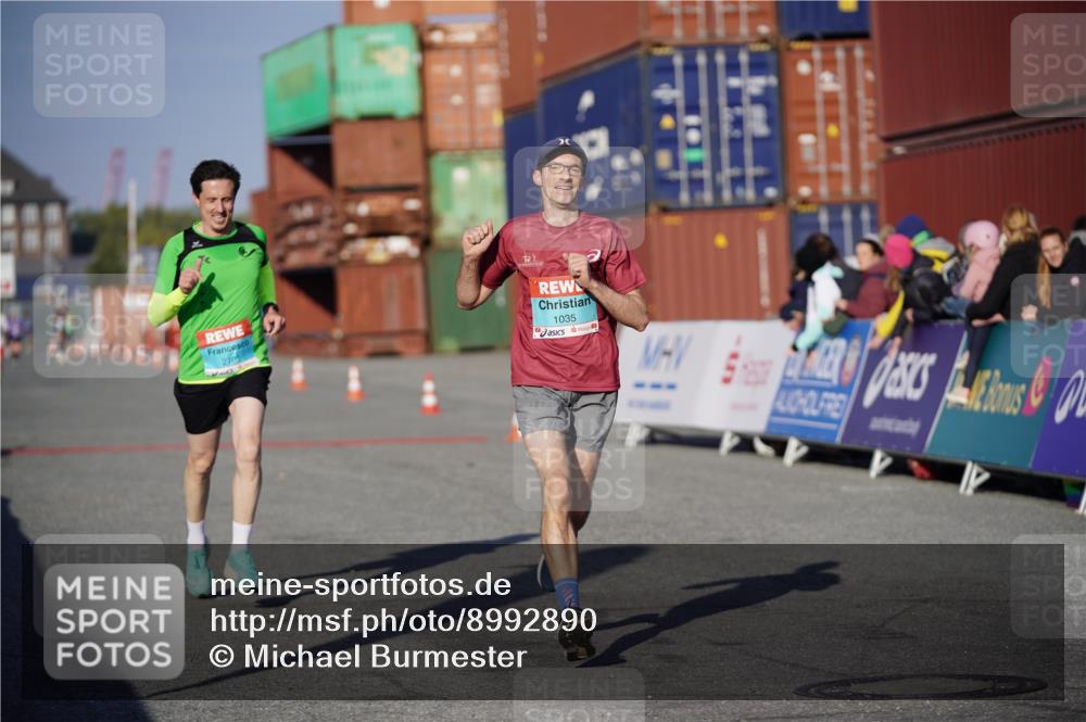 03.10.2025 - Köhlbrandbrückenlauf Michael Burmester http://msf.ph/oto/8992890 03.10.2025 09:52:54 Ziel 1035, 2705, 2933, 3269, 3629 meine-sportfotos.de