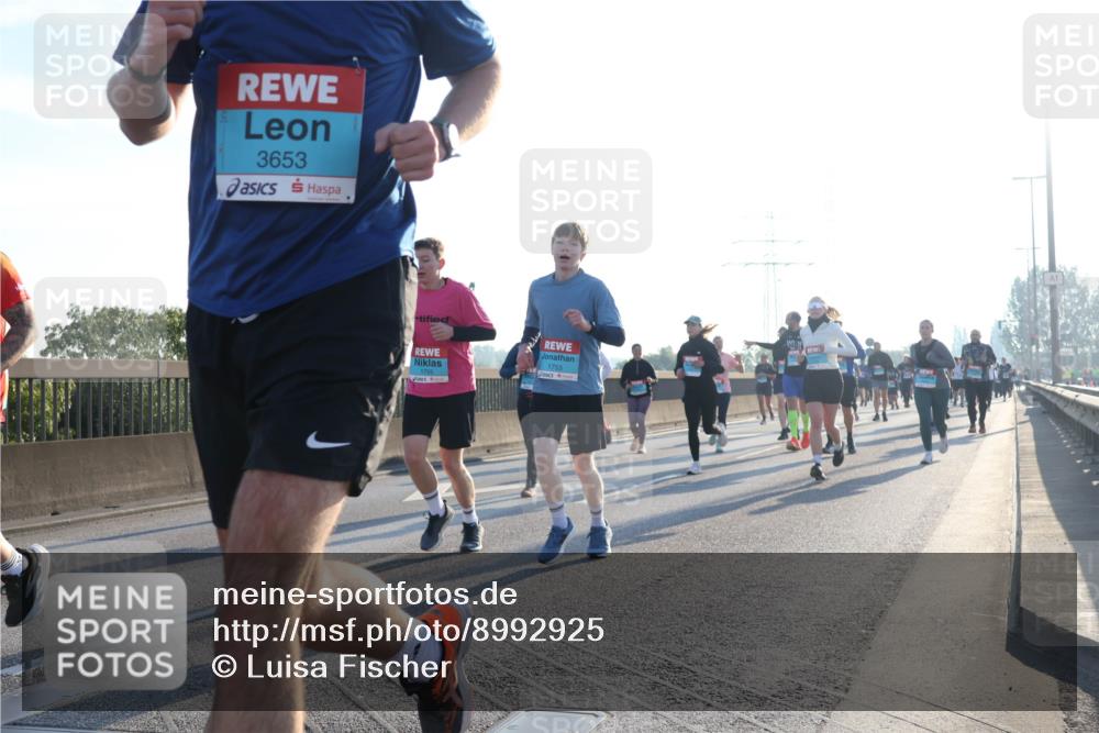 03.10.2025 - Köhlbrandbrückenlauf Luisa Fischer http://msf.ph/oto/8992925 03.10.2025 10:18:46 Position 3 3653, 1755, 1753 meine-sportfotos.de