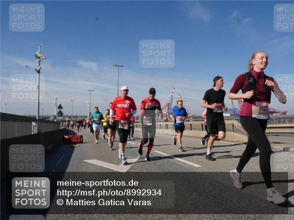 03.10.2025 - Köhlbrandbrückenlauf Matties Gatica Varas http://msf.ph/oto/8992934 03.10.2025 12:45:18 Position 2 5889 meine-sportfotos.de