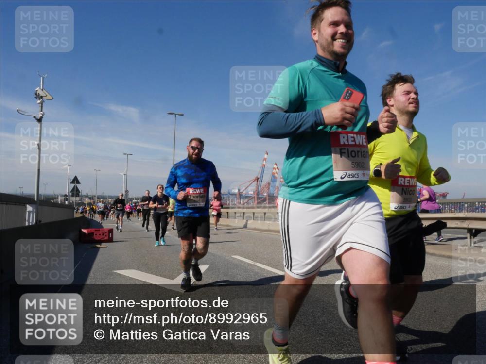 03.10.2025 - Köhlbrandbrückenlauf Matties Gatica Varas http://msf.ph/oto/8992965 03.10.2025 12:45:22 Position 2 5902, 5903 meine-sportfotos.de