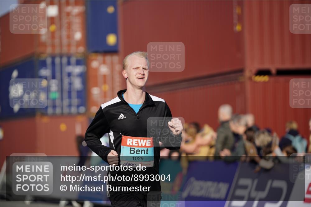 03.10.2025 - Köhlbrandbrückenlauf Michael Burmester http://msf.ph/oto/8993004 03.10.2025 09:53:13 Ziel 1012, 1029, 3618 meine-sportfotos.de