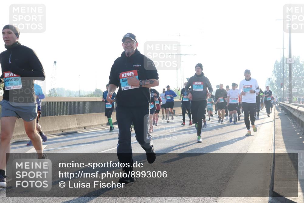 03.10.2025 - Köhlbrandbrückenlauf Luisa Fischer http://msf.ph/oto/8993006 03.10.2025 10:18:54 Position 3 1905, 20, 2323, 1 meine-sportfotos.de