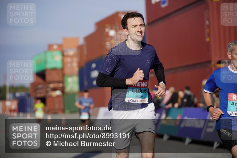 03.10.2025 - Köhlbrandbrückenlauf Michael Burmester http://msf.ph/oto/8993191 03.10.2025 09:53:27 Ziel 2831, 3078, 3226, 3262, 3299, 3704 meine-sportfotos.de