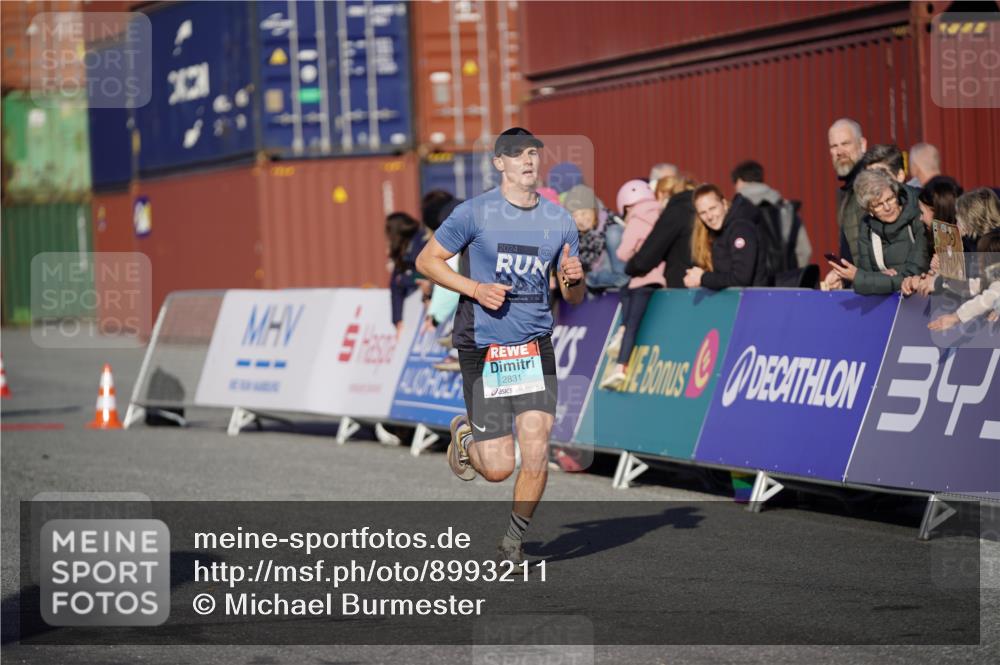 03.10.2025 - Köhlbrandbrückenlauf Michael Burmester http://msf.ph/oto/8993211 03.10.2025 09:53:29 Ziel 2831, 3078, 3226, 3262, 3299 meine-sportfotos.de
