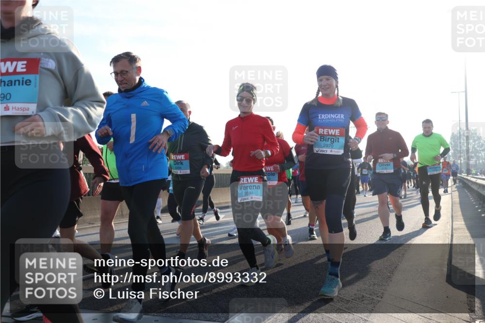 03.10.2025 - Köhlbrandbrückenlauf Luisa Fischer http://msf.ph/oto/8993332 03.10.2025 10:19:25 Position 3 90, 3488, 3597, 2970 meine-sportfotos.de