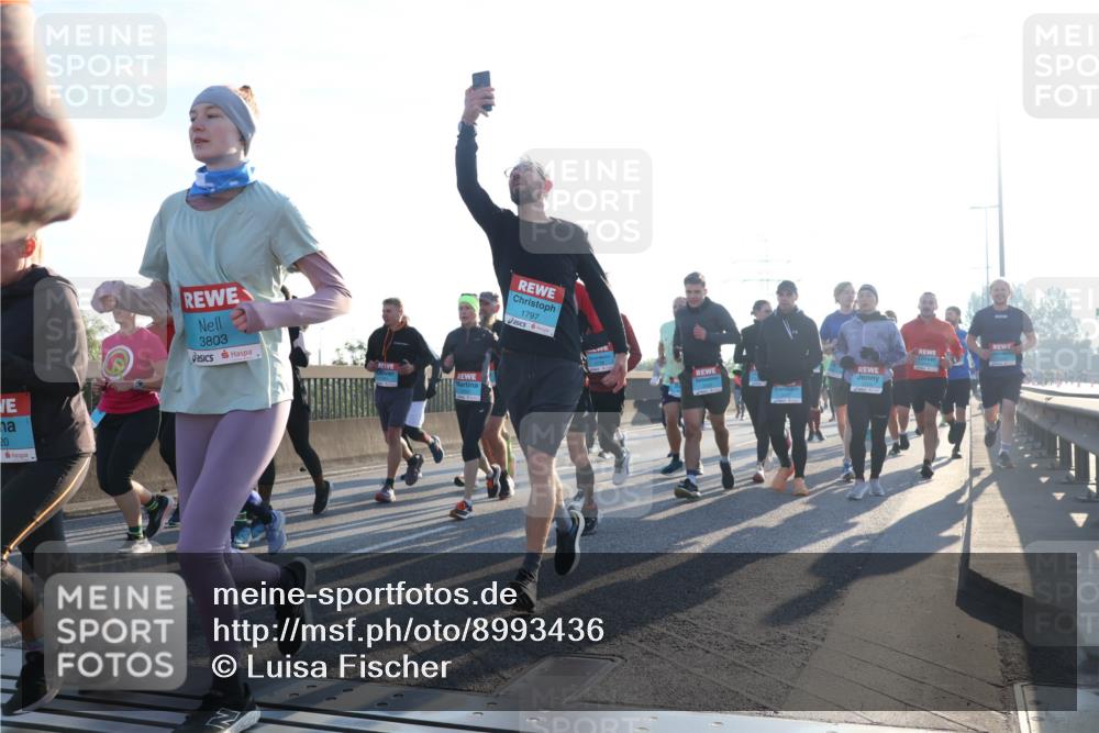03.10.2025 - Köhlbrandbrückenlauf Luisa Fischer http://msf.ph/oto/8993436 03.10.2025 10:19:35 Position 3 20, 3803, 1797 meine-sportfotos.de
