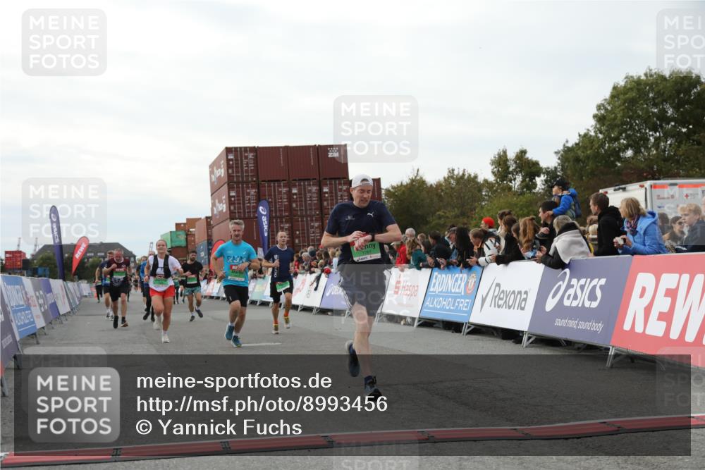 03.10.2025 - Köhlbrandbrückenlauf Yannick Fuchs http://msf.ph/oto/8993456 03.10.2025 16:04:06 Ziel 7281, 7297, 7392, 7451, 7466, 7599, 7798, 8082, 9149, 9306, 9377, 9562, 9618 meine-sportfotos.de