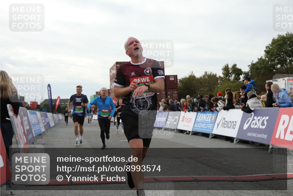 03.10.2025 - Köhlbrandbrückenlauf Yannick Fuchs http://msf.ph/oto/8993574 03.10.2025 16:04:09 Ziel 7281, 7297, 7392, 7451, 7466, 7599, 7611, 7798, 8082, 9149, 9306, 9377, 9562, 9618 meine-sportfotos.de